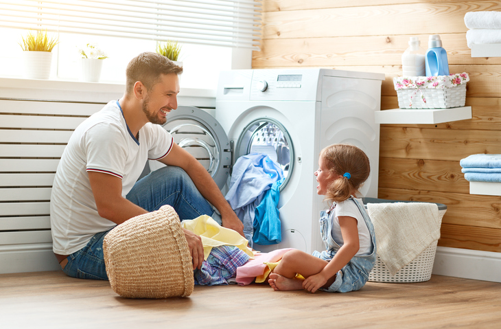 Cómo quitar las manchas de chicle de la ropa