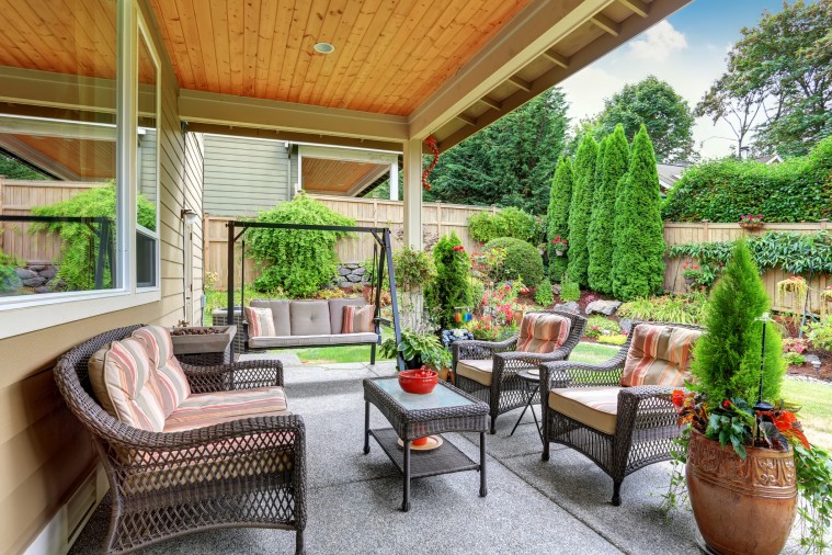 Decoración con muebles de terraza y jardín
