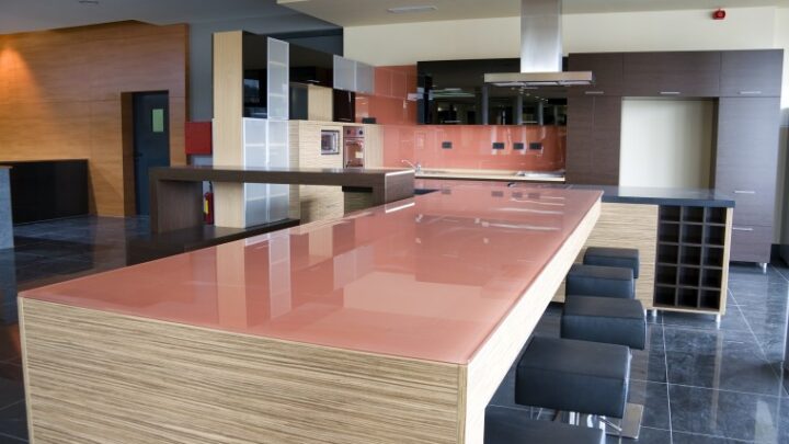 Cristal lacado a medida para cocina y para baños, última tendencia.