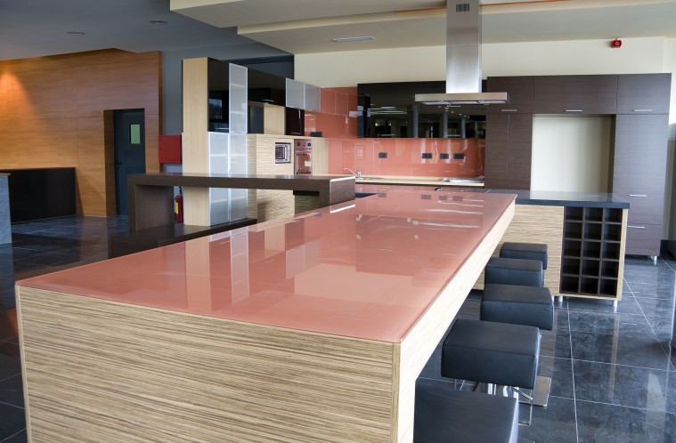 Cristal lacado a medida para cocina y para baños, última tendencia.