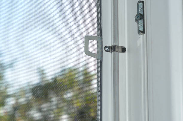 Cómo instalar una mosquitera de puerta abatible