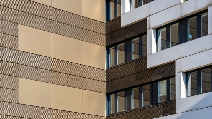 Diseño y Seguridad: Cómo los Materiales Ignífugos Transforman la Fachada en Edificios Modernos