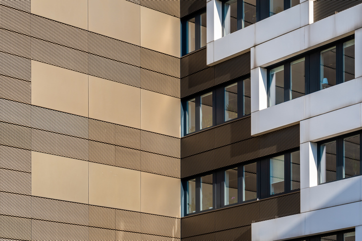 Diseño y Seguridad: Cómo los Materiales Ignífugos Transforman la Fachada en Edificios Modernos
