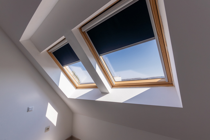 Ventanas de techo a medida: cómo transformar la luz y el ambiente de tu hogar