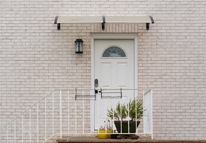 Marquesinas para puertas, una solución decorativa contra lluvia y sol